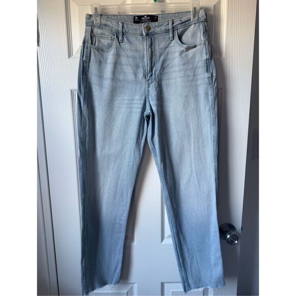 Hollister Ultra High-Rise Mom Jean Lightwash Distressed Hem Size 11R - Picture 1 of 4